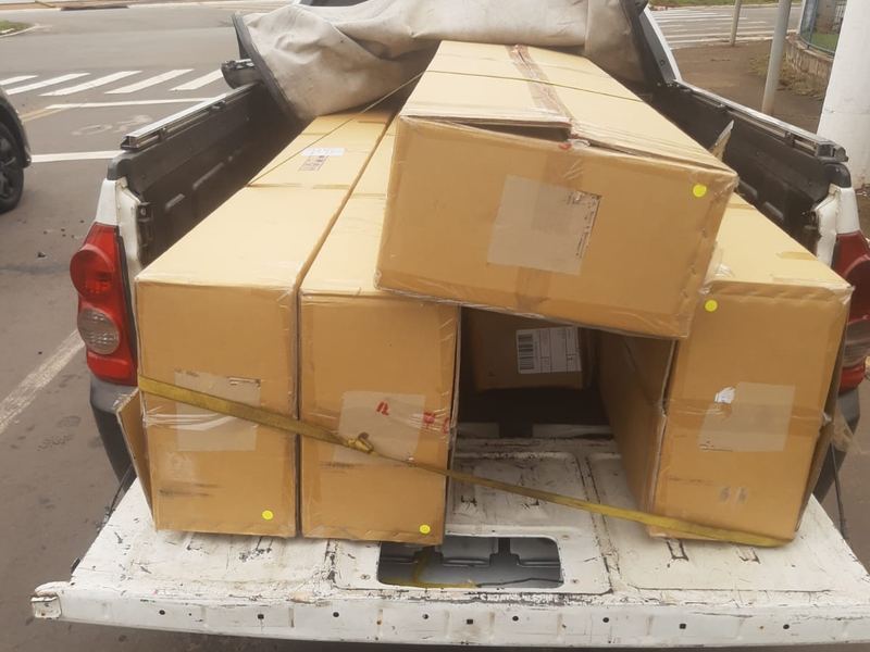 Caixas empilhadas e travadas na carroceria