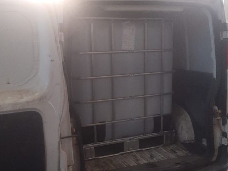 Contentor IBC transportado em furgão