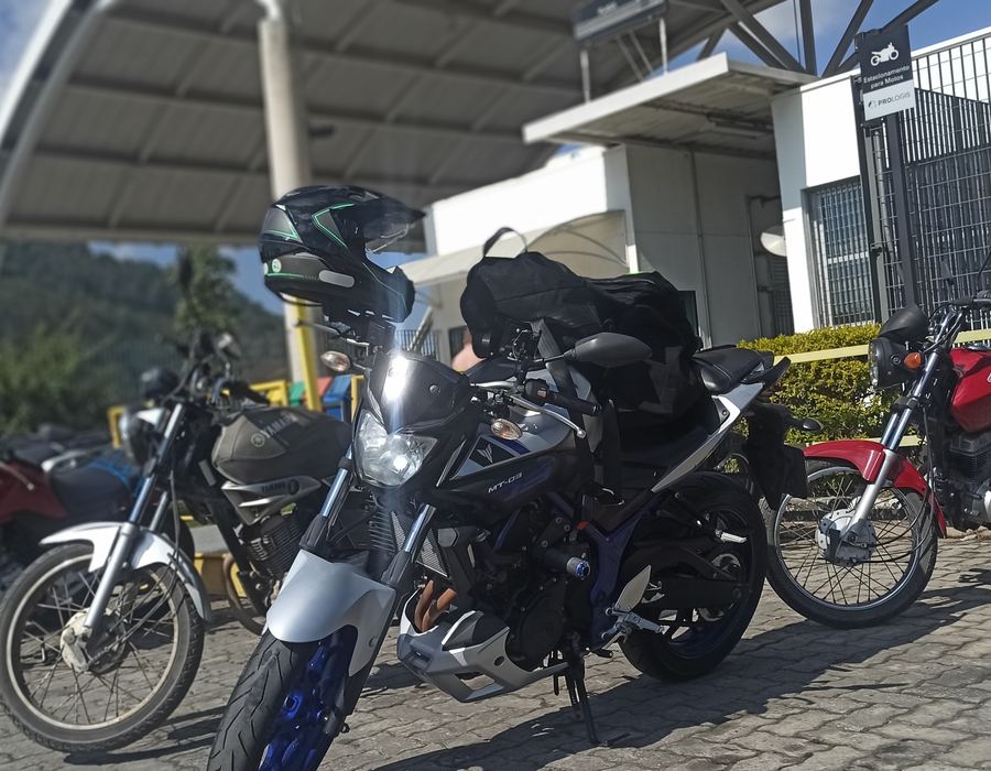 Motocicleta com bag de entrega pronta para sair